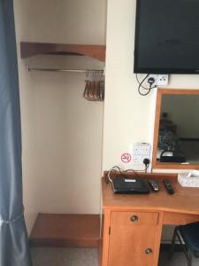 TV a/nebo společenská místnost v ubytování Dolphin Hotel Public House Weymouth