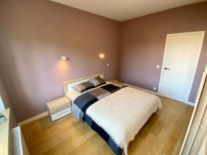 een slaapkamer met een groot bed in een kamer bij Appartements Gustav in Brussel