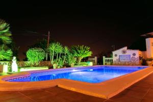 - une piscine dans une cour la nuit dans l'établissement Castillo Esmeralda, à Alhaurín de la Torre