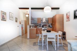 Virtuvė arba virtuvėlė apgyvendinimo įstaigoje Appartamento comodo nei pressi dell'Archiginnasio by Wonderful Italy
