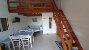 eine Treppe, die zu einem Zimmer mit Tischen und Stühlen führt in der Unterkunft Studio-mezzanine dans villa in Cagnes-sur-Mer