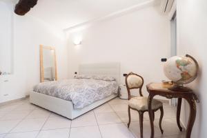 sypialnia z łóżkiem, stołem i krzesłem w obiekcie Appartamento comodo nei pressi dell'Archiginnasio by Wonderful Italy w Bolonii