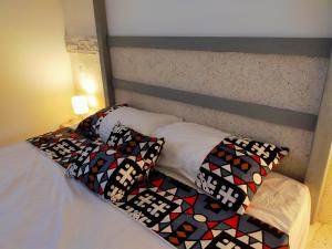 uma cama com duas almofadas em cima em Oasis club em Cap Skirring