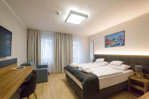 Pokój hotelowy z łóżkiem i biurkiem w obiekcie Villa Aura w Świnoujściu
