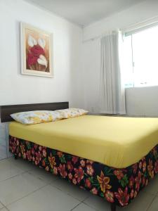 Cama en habitación con colchón amarillo en Férias na Barra da Lagoa en Florianópolis