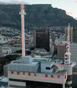 uma vista para uma cidade com uma montanha ao fundo em HOTEL SKY Cape Town em Cidade do Cabo