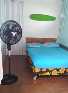 Habitación con ventilador junto a la cama en Férias na Barra da Lagoa, en Florianópolis