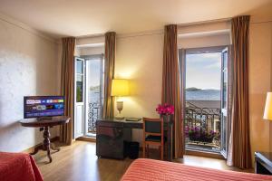 TV a/nebo společenská místnost v ubytování Intra Hotel