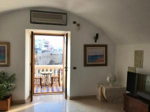uma sala de estar com uma porta que leva a uma varanda em Suite a mare - Casa della Poetessa em Polignano a Mare