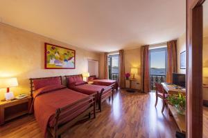 Posezení v ubytování Intra Hotel + 30 fotografií