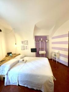 a bedroom with a large white bed in a room at STECADÒ - Camera Lavanda in Dolceacqua