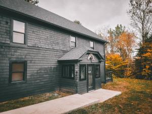 Una casa negra con una estatua en la parte delantera. en Black Pearl Unit 1 - Lake Placid, Mirror Lake, en Lake Placid