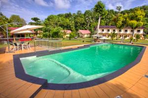 Bazén v ubytování TELUK PENYABUNG RESORT nebo v jeho okolí