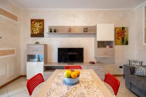 una sala de estar con una mesa con un bol de fruta. en Fior Di Loto, en Sulzano