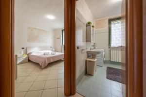 1 dormitorio con 1 cama y baño en Fior Di Loto, en Sulzano