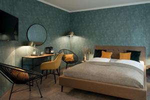 A bed or beds in a room at Hotel Stadt Hamburg