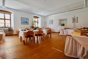 ベネディクトボイアーンにあるZentrum für Umwelt und Kultur - Gästehaus und Jugendbildungseinrichtung im Maierhofの白いテーブルと椅子のあるダイニングルーム