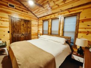 Tempat tidur dalam kamar di Fishers of Zen - Broken Bow Vacation Cabin