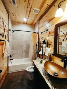 Foto da galeria de Fishers of Zen - Broken Bow Vacation Cabin em Broken Bow