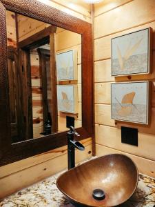 Kamar mandi di Fishers of Zen - Broken Bow Vacation Cabin