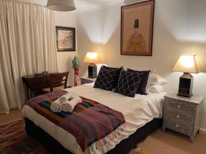 Un dormitorio con una cama con un animal de peluche encima. en TREETOPS PENTHOUSE Rose Bay Sydney, 3 bedrooms, en Sídney