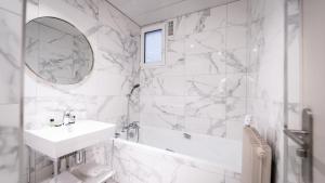 Et badeværelse på Hôtel du Parc Montparnasse