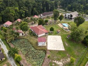 Bazén v ubytování TELUK PENYABUNG RESORT nebo v jeho okolí