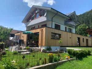 una casa con una valla delante en Familie Pfefferkorn, en Steeg