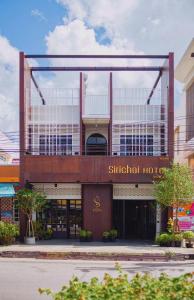 Ban Laem Muang的住宿－Sirichai Design Hotel，一座建筑,上面有阅读临床酒店的标志