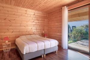 Ένα ή περισσότερα κρεβάτια σε δωμάτιο στο Séjour cosy, maison en bois pour 8