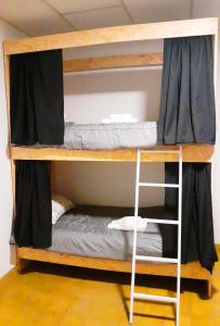 a bunk bed in a room with a bunk bed in a room at OliWine hostel in Maipú