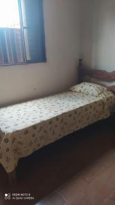 Bett mit Daunendecke in einem Schlafzimmer in der Unterkunft Casa de Temporada Serra da Canastra - São Roque de Minas in São Roque de Minas
