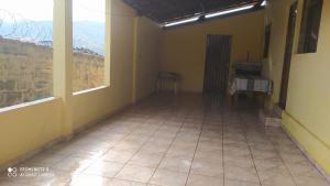 Habitación vacía con ventana y suelo de baldosa. en Casa de Temporada Serra da Canastra - São Roque de Minas, en São Roque de Minas