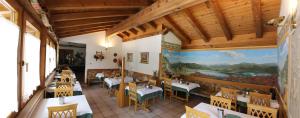 Reštaurácia alebo iné gastronomické zariadenie v ubytovaní Residence Hotel Santa Maria piscina e wellness