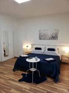 1 dormitorio con 1 cama grande y 1 mesa en Cristel Malpensa apartment, en Cardano al Campo
