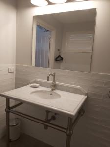 La salle de bains est pourvue d'un lavabo et d'un miroir. dans l'établissement Chez Vous French Farmhouse Villa 3!, à Pokolbin