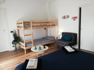 sala de estar con litera y sofá en Cristel Malpensa apartment, en Cardano al Campo