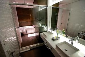 a bathroom with a sink and a mirror at Hotel Cercano in Gramado