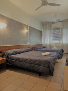 ロマッツォにあるHotel Marinoniの天井のベッドルーム(大型ベッド1台付)