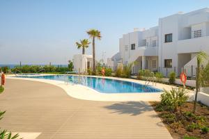 The swimming pool at or close to Linara