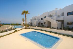 The swimming pool at or close to Linara