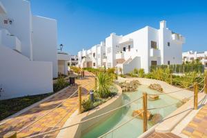 The swimming pool at or close to Linara