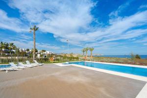 The swimming pool at or close to Linara