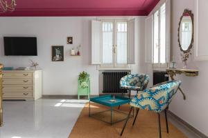 uma sala de estar com duas cadeiras e uma mesa em B&B Villa Ebe em Santarcangelo di Romagna