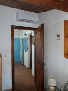 a hallway in a house with a ceiling at Appartamento “Il Borgo” in Peccioli