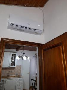 een keuken met airconditioning aan het plafond bij Appartamento “Il Borgo” in Peccioli