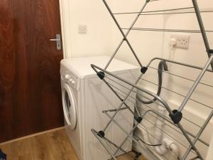eine Waschmaschine und ein Trockner in einer Waschküche in der Unterkunft Cottages at Woodlands, Appleloft in Wareham + 23 Fotos