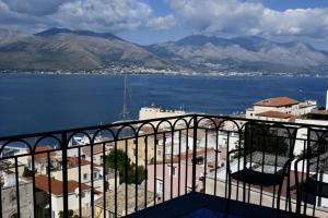d'un balcon offrant une vue sur la ville et l'eau. dans l'établissement Le Suite Guarinelli B&B, à Gaète