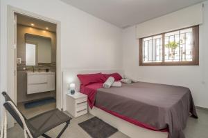 - une chambre avec un lit et une chaise ainsi qu'une salle de bains dans l'établissement Mamey, à San Juan de los Terreros