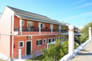 a house with a balcony and a blue sky at Teta's house sea view in Marathias